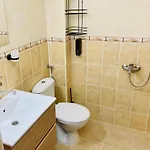 Spacious & Classy With 2 Baths In Centre Διαμέρισμα *