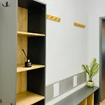 Spacious & Classy With 2 Baths In Centre Διαμέρισμα *