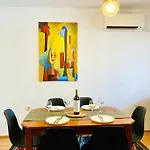 Διαμέρισμα Spacious & Classy With 2 Baths In Centre
