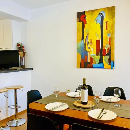 Spacious & Classy With 2 Baths In Centre Daire