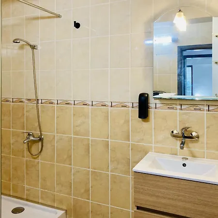 Spacious & Classy With 2 Baths In Centre Διαμέρισμα