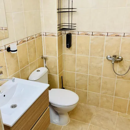 Spacious & Classy With 2 Baths In Centre Διαμέρισμα *