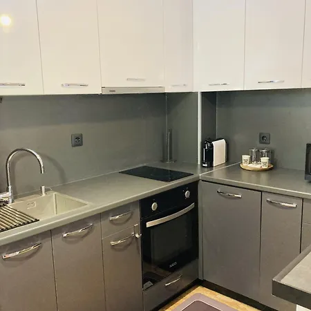 Spacious & Classy 2bdr With 2 Baths In Centre