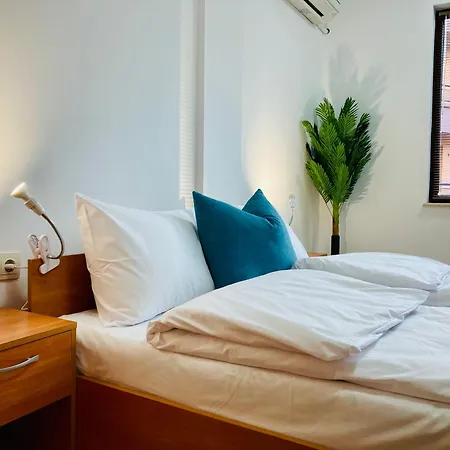 Spacious & Classy 2bdr With 2 Baths In Centre *