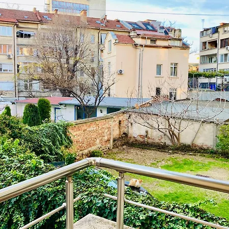 Spacious & Classy 2bdr With 2 Baths In Centre *