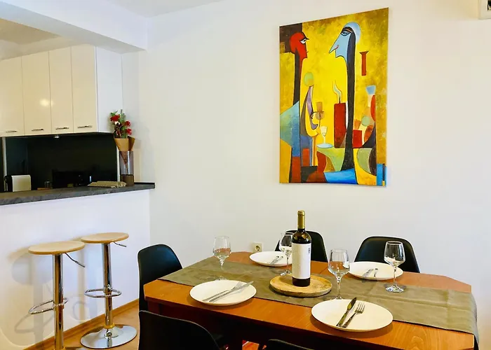 Spacious & Classy 2bdr With 2 Baths In Centre Apartamento