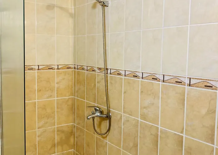 Spacious & Classy 2bdr With 2 Baths In Centre