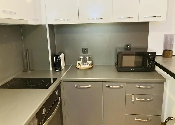 Spacious & Classy 2bdr With 2 Baths In Centre *