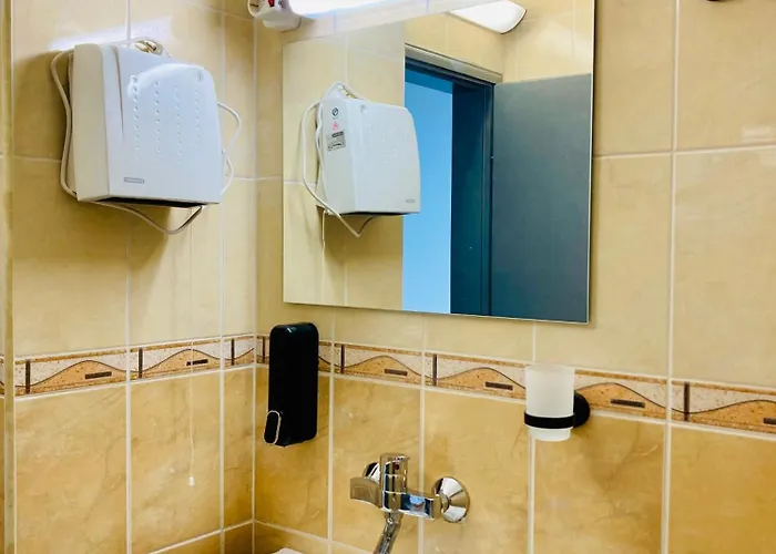 Spacious & Classy 2bdr With 2 Baths In Centre *