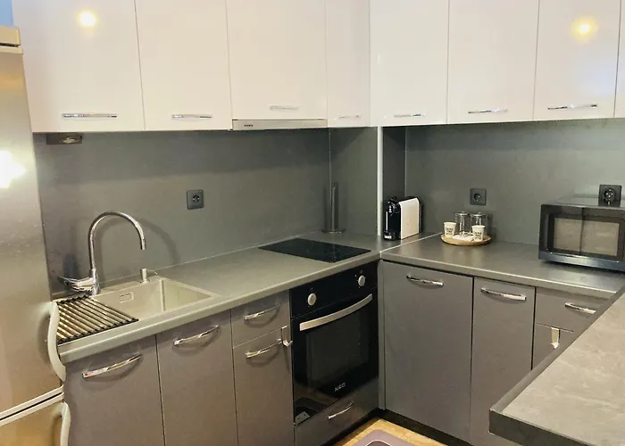 Spacious & Classy 2bdr With 2 Baths In Centre