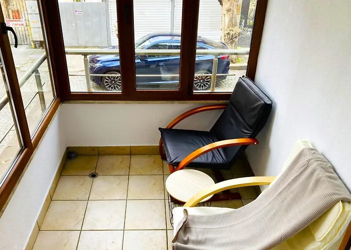 Spacious & Classy 2bdr With 2 Baths In Centre