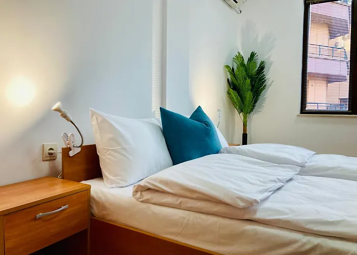 Spacious & Classy 2bdr With 2 Baths In Centre *