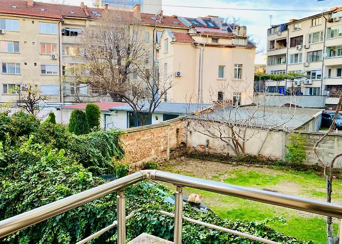 Spacious & Classy 2bdr With 2 Baths In Centre *